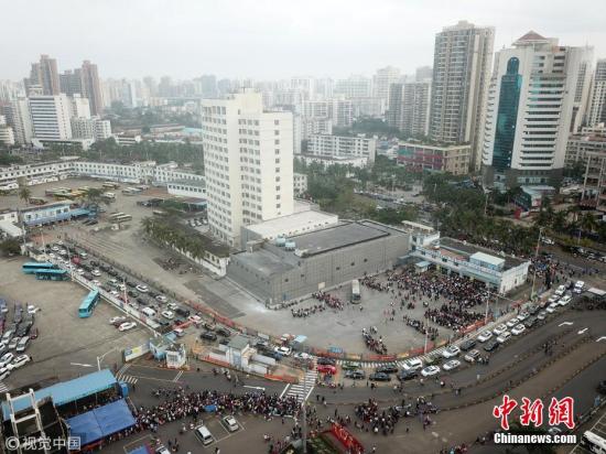 2018年2月21日，海南省海口秀英港、新海港、南港三大港口迎來客流高峰。自2月18日開始，瓊州海峽出現罕見連續大霧天氣，導致瓊州海峽多次停航，造成大量準備通過瓊州海峽出島的車輛滯留，周邊多個路段擁堵嚴重。海口市交警發布數據顯示，截至21日8時，海口市各港口等待過海的小汽車共計9612輛。海南省啟動了港口滯港應急一級處置預案，全力以赴疏導瓊州海峽車輛滯港問題。圖片來源：視覺中國 文字來源：新華網