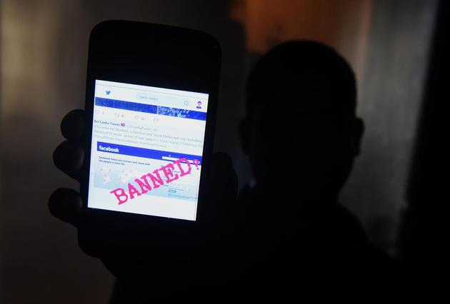 因Facebook和WhatsApp平臺上出現攻擊該國穆斯林的言論，斯里蘭卡封鎖這兩個應用長達三天時間。當Facebook無視斯里蘭卡政府以及非政府組織要求控制種族及民族主義者帳號發表仇恨言論之后，斯里蘭卡最終采取了封禁措施。平臺上的仇恨言論導致該國內發生了致命的反穆斯林暴亂。