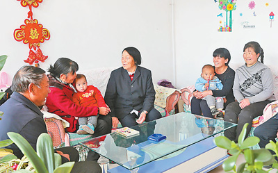 申紀蘭：人民代表就要代表人民

老人坐在陽光里，臉上的每道皺紋都是不朽的歲月痕跡。她身后的墻上，掛滿了照片，有集體照、有單獨照……【詳細】
