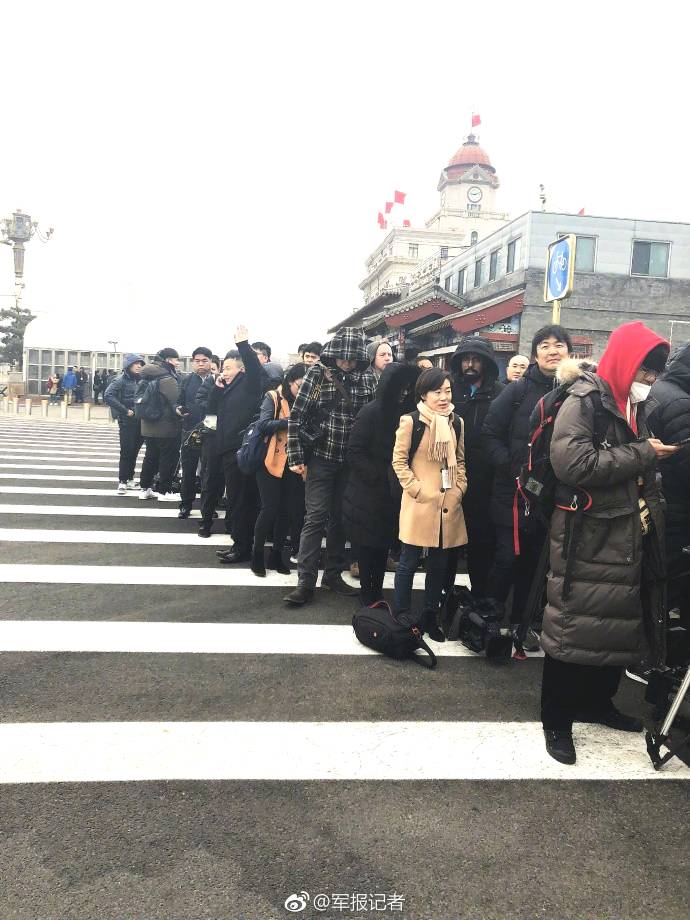 人大會議首場新聞發布會在即 記者會場外排長龍