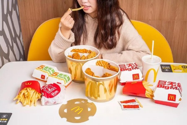 “愛玩”的麥當勞：推出金拱門桶，藏著n個營銷心機！