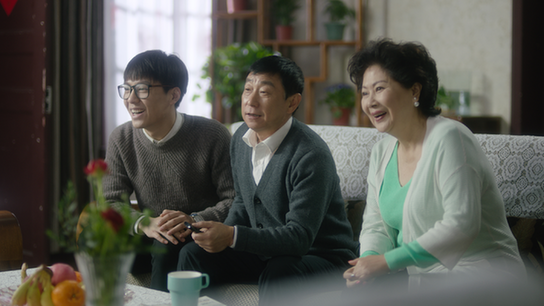 長虹暖心短片《爸媽的新視界》正式發(fā)布，只需一步“煥新”溫暖
