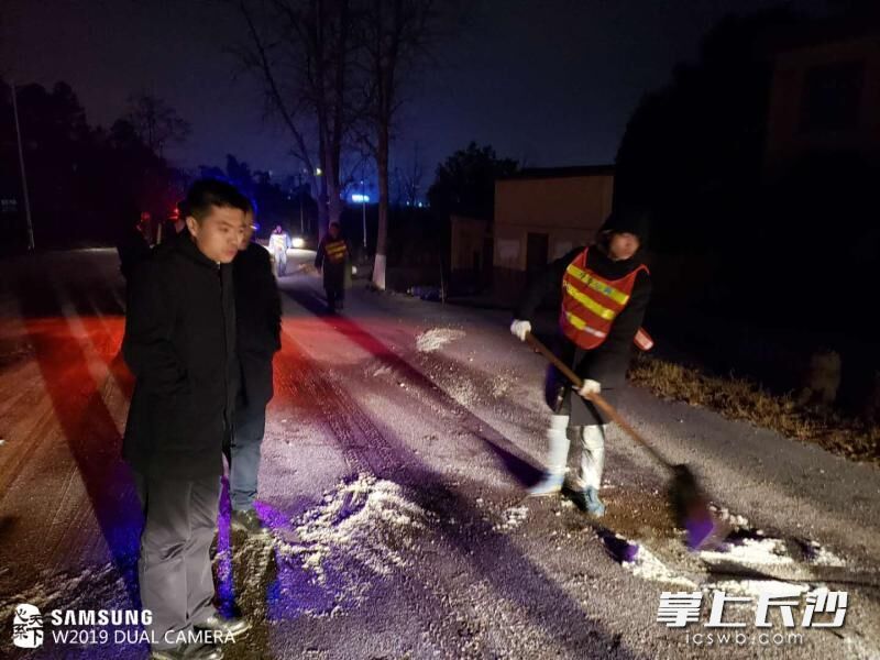 星城一夜“白” 道路結冰黃色預警發布 長沙多部門連夜應急處置