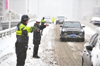大雪突降，長江日?qǐng)?bào)記者探訪各行各業(yè)從容應(yīng)對(duì)，武漢迎來瑞雪豐年