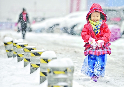 大雪突降，長江日?qǐng)?bào)記者探訪各行各業(yè)從容應(yīng)對(duì)，武漢迎來瑞雪豐年