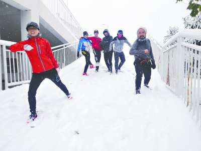 大雪突降，長江日?qǐng)?bào)記者探訪各行各業(yè)從容應(yīng)對(duì)，武漢迎來瑞雪豐年