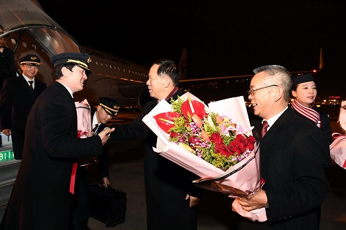2018年12月31日晚，東航集團董事長、黨組書記劉紹勇，東航集團總經(jīng)理、黨組副書記馬須倫前往虹橋機場，迎接執(zhí)行任務(wù)歸來的機組，共同慶祝2018年航班運輸生產(chǎn)任務(wù)圓滿完成。_調(diào)整大小.jpg