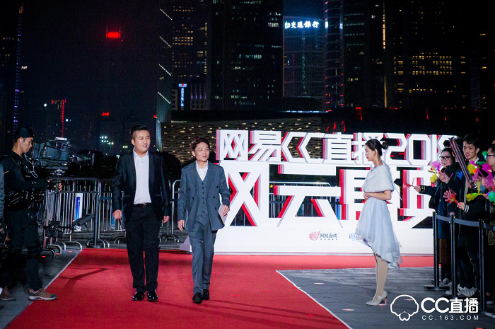 除此之外,網(wǎng)易CC直播對(duì)盛典現(xiàn)場(chǎng)也做了很多別出心裁的設(shè)計(jì),現(xiàn)場(chǎng)分為互動(dòng)區(qū)、采訪區(qū)以及主題舞臺(tái)區(qū)。值得注意的是在互動(dòng)區(qū)域,CC3D小金人通過投影技術(shù),實(shí)現(xiàn)不同的效果體驗(yàn),增強(qiáng)現(xiàn)場(chǎng)粉絲與主播的實(shí)時(shí)互動(dòng)。在現(xiàn)場(chǎng)引起眾多粉絲駐足觀看的還有發(fā)光秋千,頗具創(chuàng)意的燈光效果設(shè)計(jì)引發(fā)了眾多粉絲拍照發(fā)微博以及朋友圈,分享實(shí)時(shí)動(dòng)態(tài)。