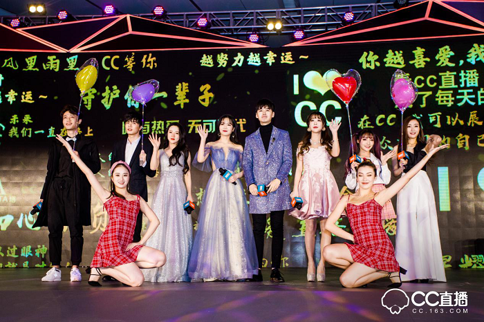 除此之外,網(wǎng)易CC直播對(duì)盛典現(xiàn)場(chǎng)也做了很多別出心裁的設(shè)計(jì),現(xiàn)場(chǎng)分為互動(dòng)區(qū)、采訪區(qū)以及主題舞臺(tái)區(qū)。值得注意的是在互動(dòng)區(qū)域,CC3D小金人通過投影技術(shù),實(shí)現(xiàn)不同的效果體驗(yàn),增強(qiáng)現(xiàn)場(chǎng)粉絲與主播的實(shí)時(shí)互動(dòng)。在現(xiàn)場(chǎng)引起眾多粉絲駐足觀看的還有發(fā)光秋千,頗具創(chuàng)意的燈光效果設(shè)計(jì)引發(fā)了眾多粉絲拍照發(fā)微博以及朋友圈,分享實(shí)時(shí)動(dòng)態(tài)。