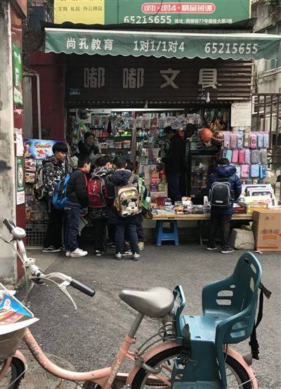 小學(xué)生正在玩游戲，最左邊為“運(yùn)營(yíng)者”