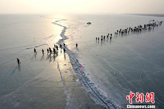 中國(guó)旅游新聞網(wǎng)：新疆博斯騰湖“冰雪+”讓冰雪體育“熱”起來(lái) 冰雪旅游“火