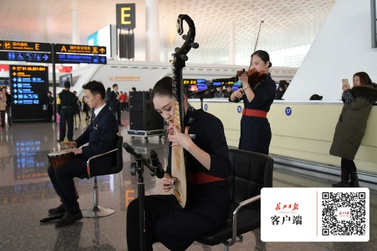 春運首日，東航帥哥美女用歌舞為旅客送上祝福