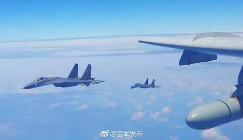 資料圖片：2018年4月19日，空軍組織多架轟炸機、偵察機成體系“繞島巡航”。（@空軍發(fā)布）