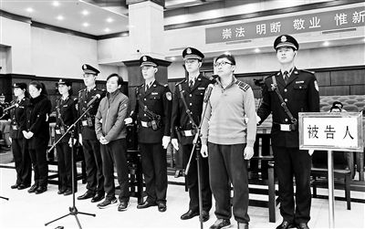 因?yàn)榭蛻籼峁┯袃攧h帖服務(wù)，昨天上午，被告單位北京口碑互動(dòng)營(yíng)銷策劃有限公司及該公司三名高管，因涉嫌非法經(jīng)營(yíng)在北京市朝陽(yáng)法院受審。三名被告當(dāng)庭認(rèn)罪，并供述了口碑公司替大客戶進(jìn)行刪帖服務(wù)的一系列流程。