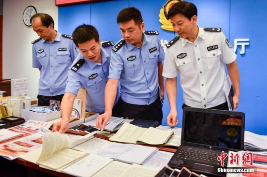 廣東警方“利劍行動(dòng)”摧毀多個(gè)新型非法集資網(wǎng)絡(luò)傳銷犯罪團(tuán)伙。 /p中新社記者 陳驥旻 攝
