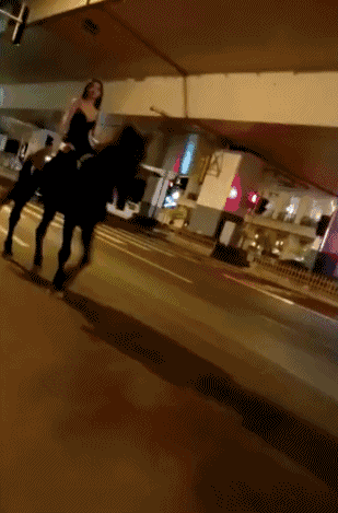 吊帶美女深夜上海鬧市騎馬 抖音疑似騎馬女已扒出
