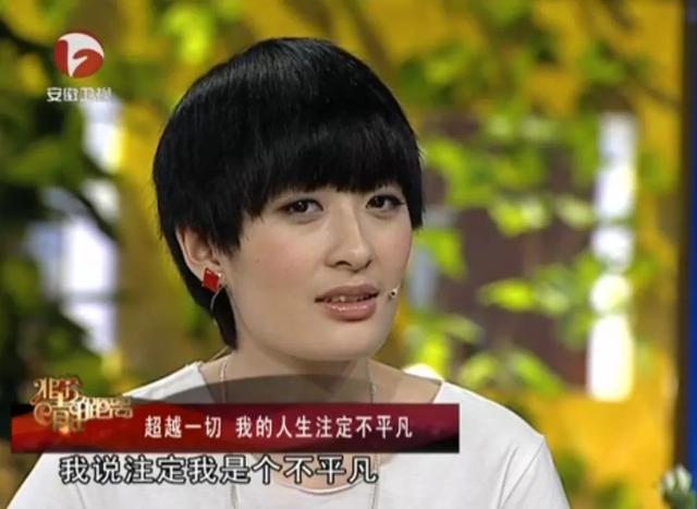 被罵十年才翻紅，因?yàn)閼粰C(jī)場(chǎng)工作人員又被群嘲？曾軼可在想什么？